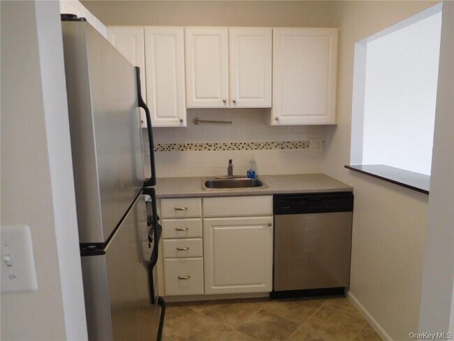 Building Photo - 2 Consulate Dr