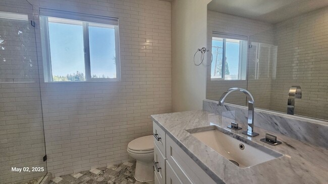 Building Photo - 3 Bed, 2 Bath Apartment in Prime Roosevelt...