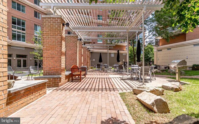Building Photo - 3101 N Hampton Dr