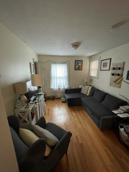 Primary Photo - 19 Bay St