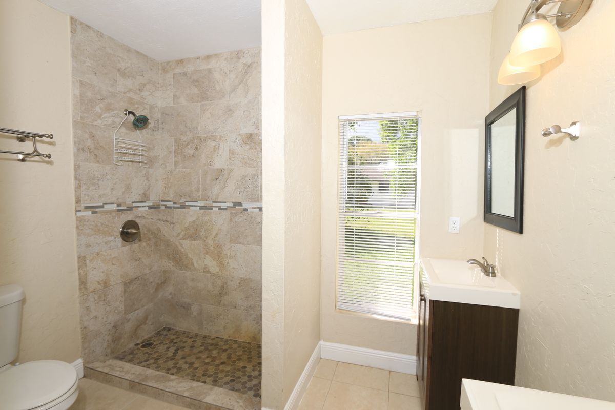 Building Photo - 4916 Silver Oak Dr