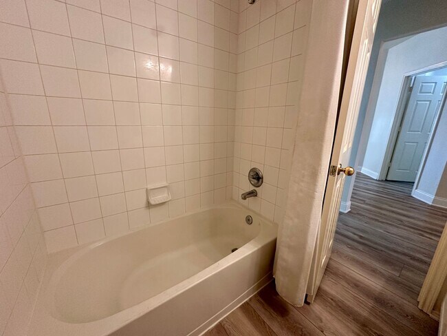 Building Photo - For Lease | 3 Bed, 2 Bath | 1,528 Sq Ft | ...