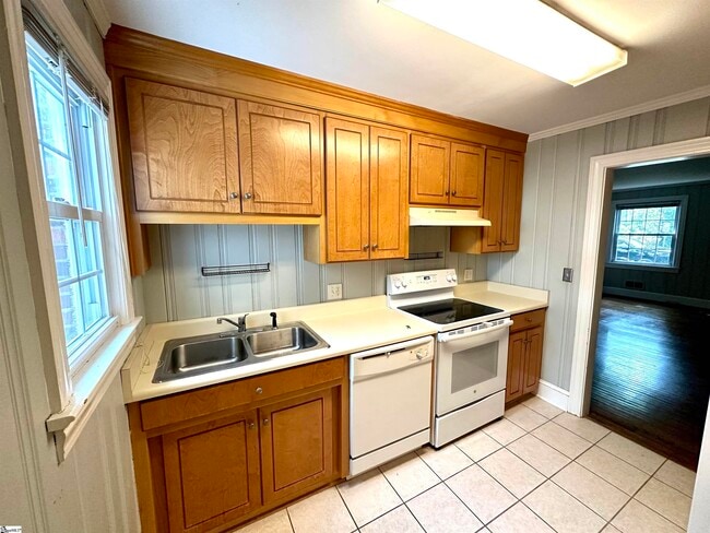 Building Photo - 5 Whitsett St