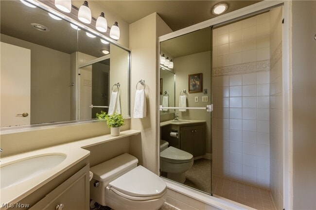 Building Photo - 1 Bratenahl Pl