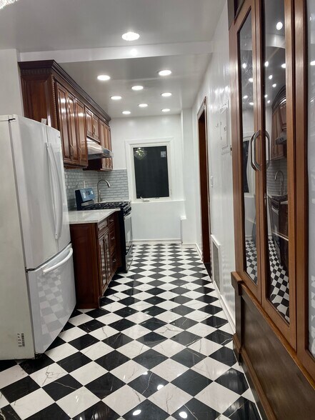 Building Photo - 1820 E 19th St