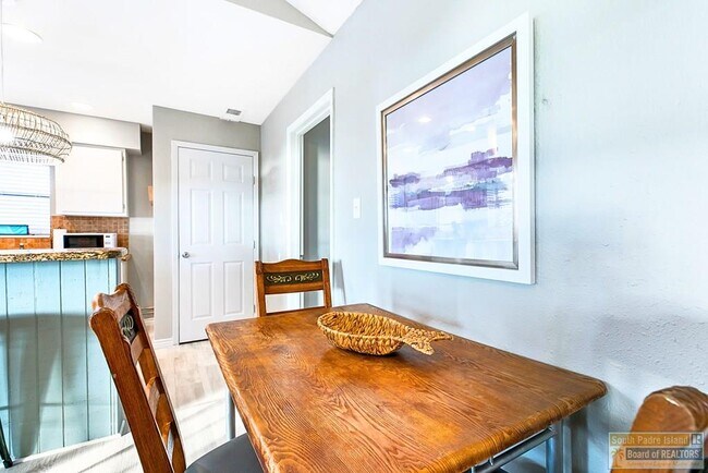 Building Photo - 113 W Sunny Isle Dr