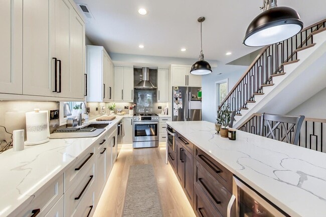 Building Photo - 2429 W Augusta Blvd