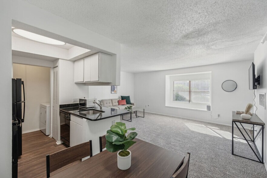 Building Photo - 3027 Northwood Dr