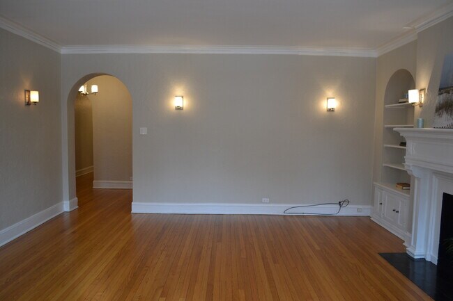 Building Photo - 1055 W North Shore Ave