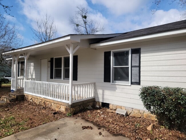 Building Photo - Henry County:  3 bedrooms, 1 Bonus, and 2 baths