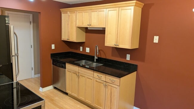Building Photo - Beautuful 1 bed condo close to linden hills shopping, paths and the lakes!