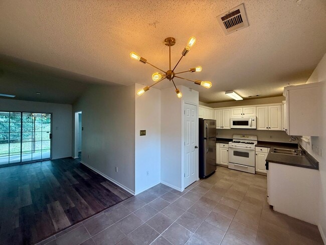 Building Photo - 1015 Allyson Ave