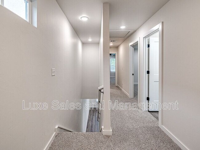 Building Photo - 606 W 2nd St