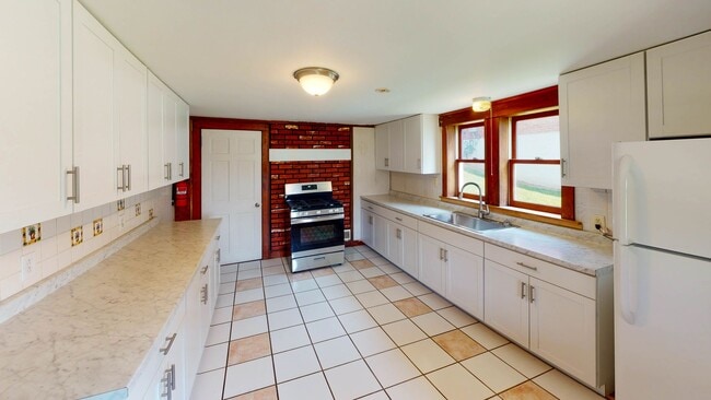 Building Photo - 4 Bedroom / 1 Bath Home For Rent!