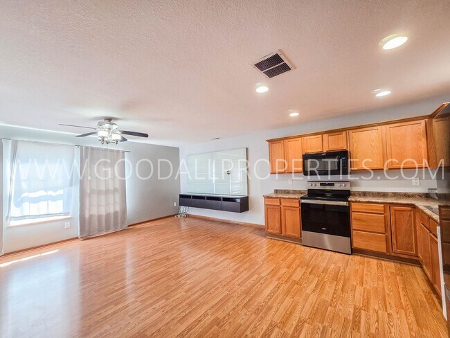 Building Photo - Beautiful 2 Bed, 2 Bath Townhome with 2-Car Garage in Ankeny!