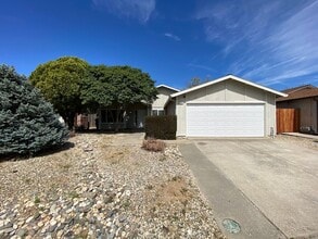 Building Photo - 3 Bedroom 2 Bathroom Home In Rosemont