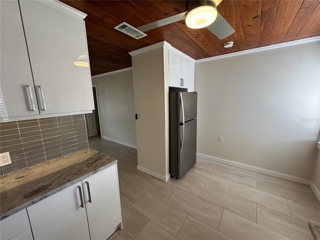 Building Photo - 303 Colonia Ln W