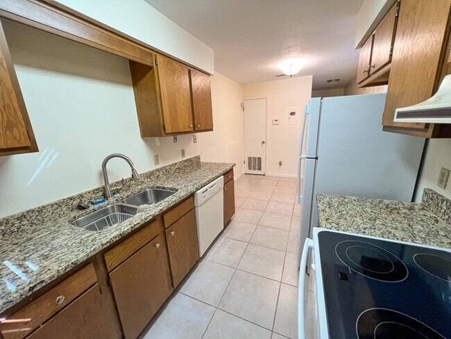 Building Photo - 2BR/1BA Flat in Marchwood - Available Nove...