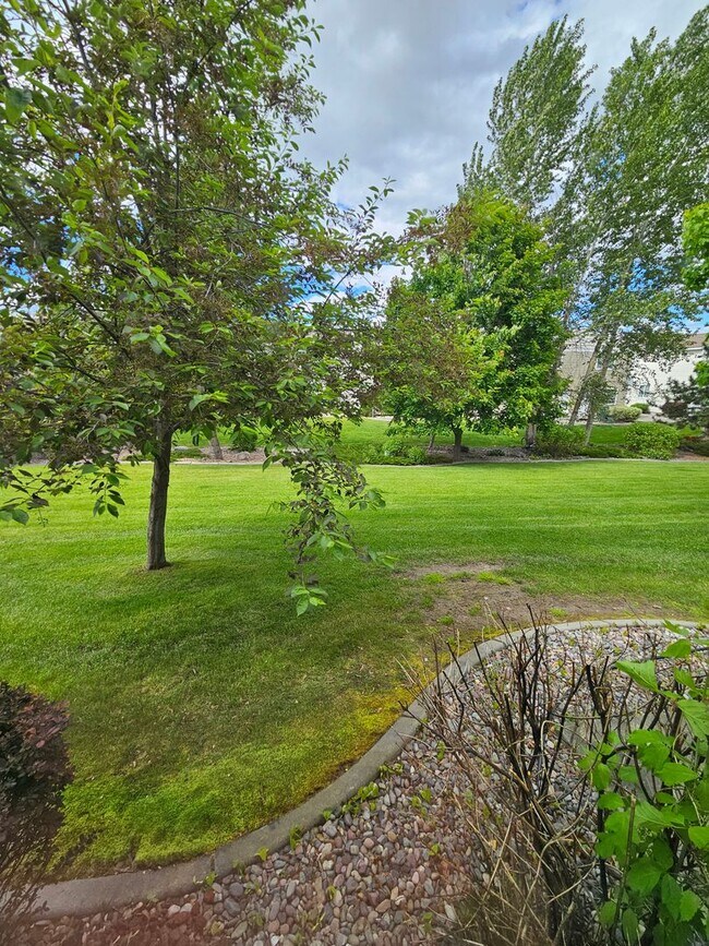 Building Photo - Townhome with 3 bedrooms and garage!  New paint and flooring!