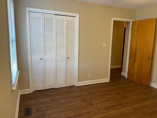 Building Photo - 2-3 BED, 1.5 BATH BRICK HOME