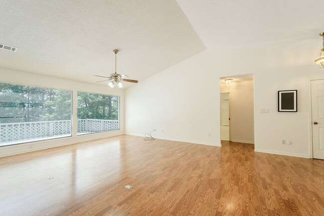 Building Photo - 4 bed, 3 bath, home with privet sunroom off master.
