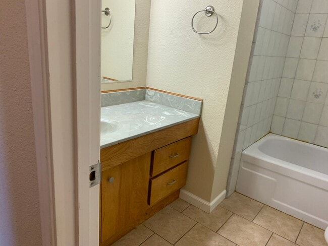 Building Photo - Adorable well maintained 3 bedroom 2 bath ...