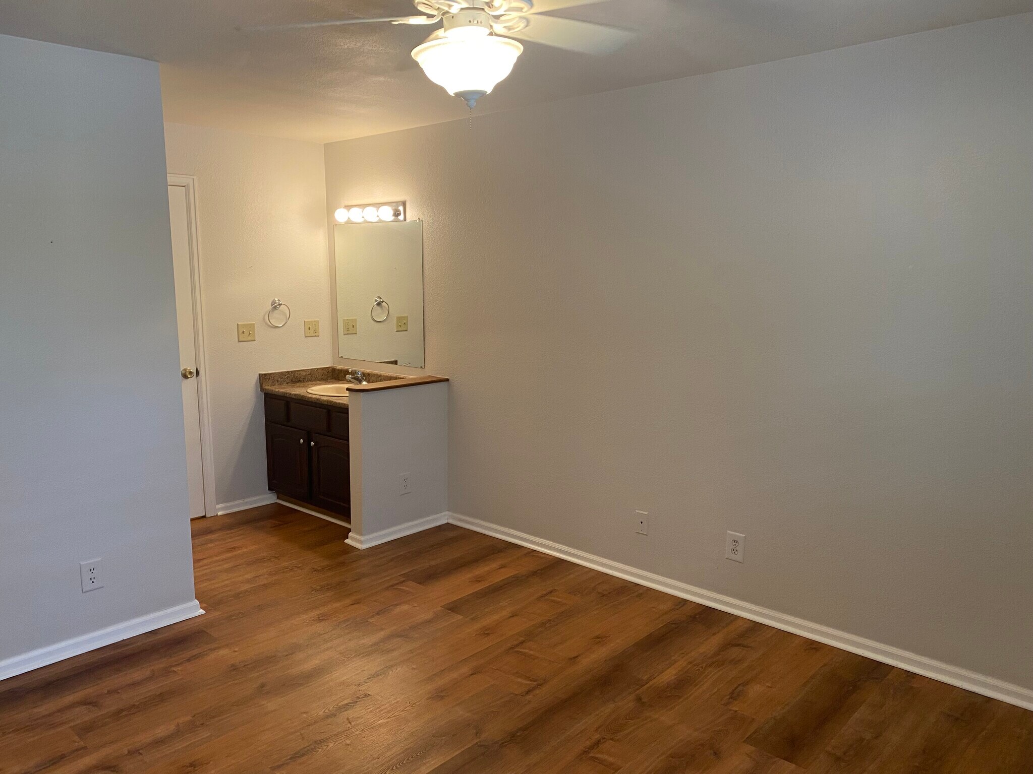 Building Photo - 2800 Kalmia Ave