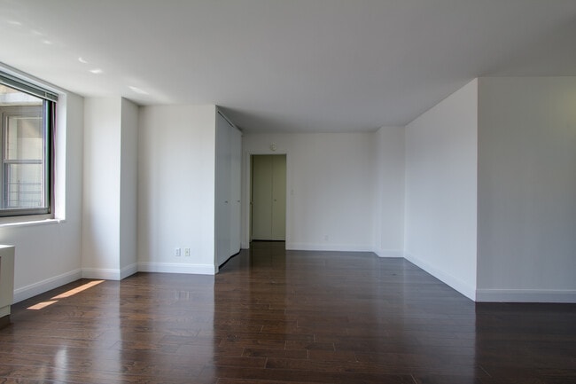 Interior Photo - The Wimbledon