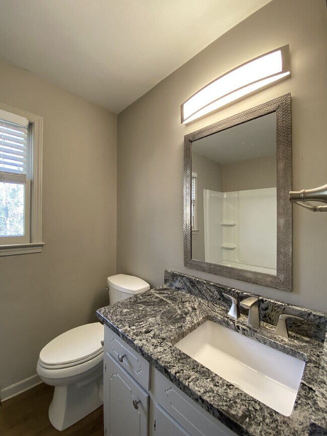 Building Photo - 2 Bedroom | 1 Bathroom | Walk to Downtown Simpsonville | Available Now