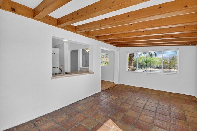 Building Photo - 2272 E Blacklidge Dr