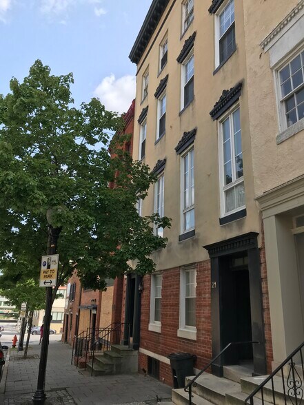 Building - 21 E Centre St