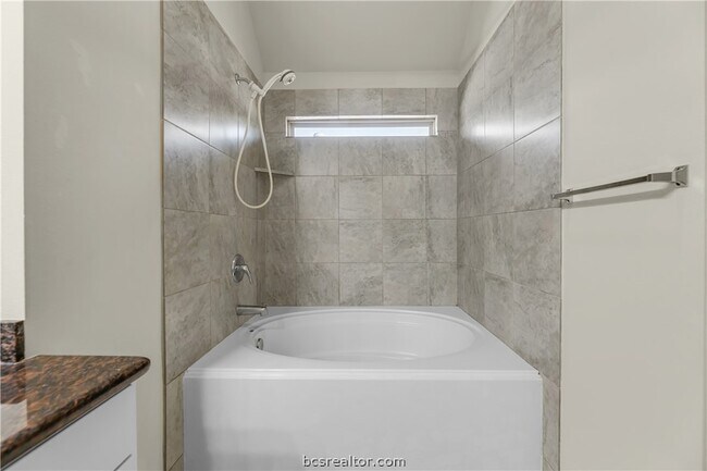 Building Photo - 240 Fieldstone Pl