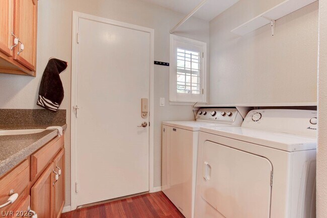 Building Photo - 5729 Janell Dr