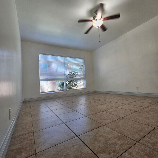 Building Photo - Beautiful Spacious 1 Bed/1 Bath Apartment ...