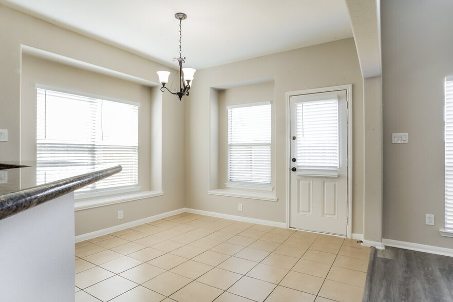 Building Photo - 8343 Broadleaf Ave