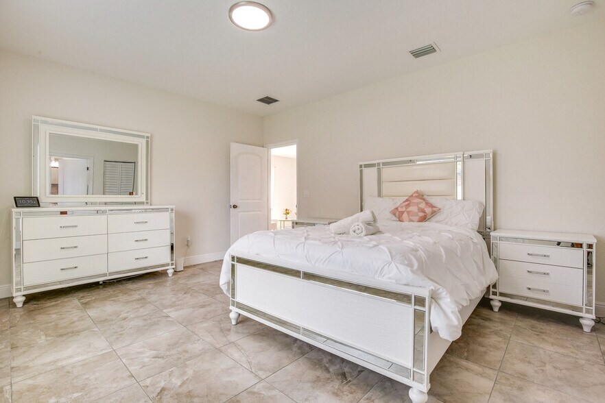 Building Photo - 2601 NW 15th Ct