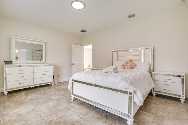 Building Photo - 2601 NW 15th Ct