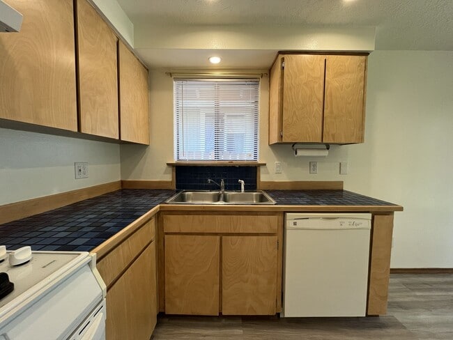Building Photo - 4825 SW Marigold St