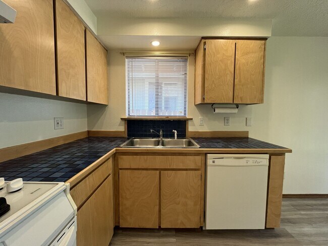 Building Photo - Comfortable Single-Level Living in Southwest Portland with Vaulted Ceilings, Spacious Backyard & ...
