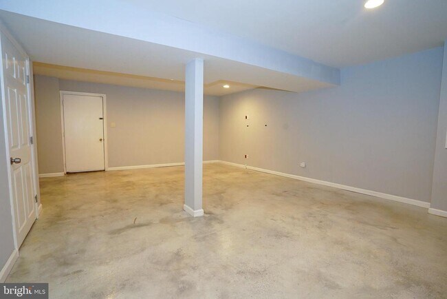 Building Photo - 7862 Centergate Ct