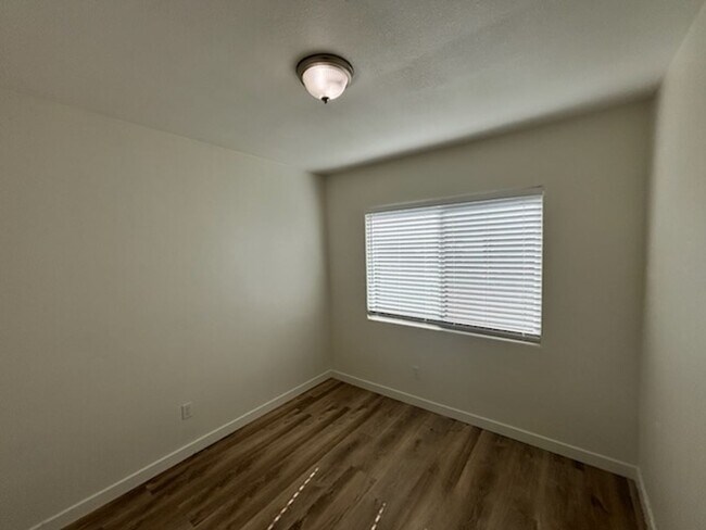 Building Photo - 3 Bedroom 2 Bath Home