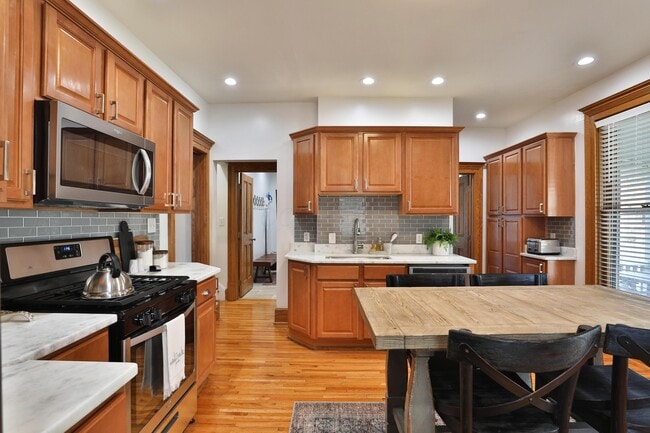 Building Photo - 398 W 5th Ave