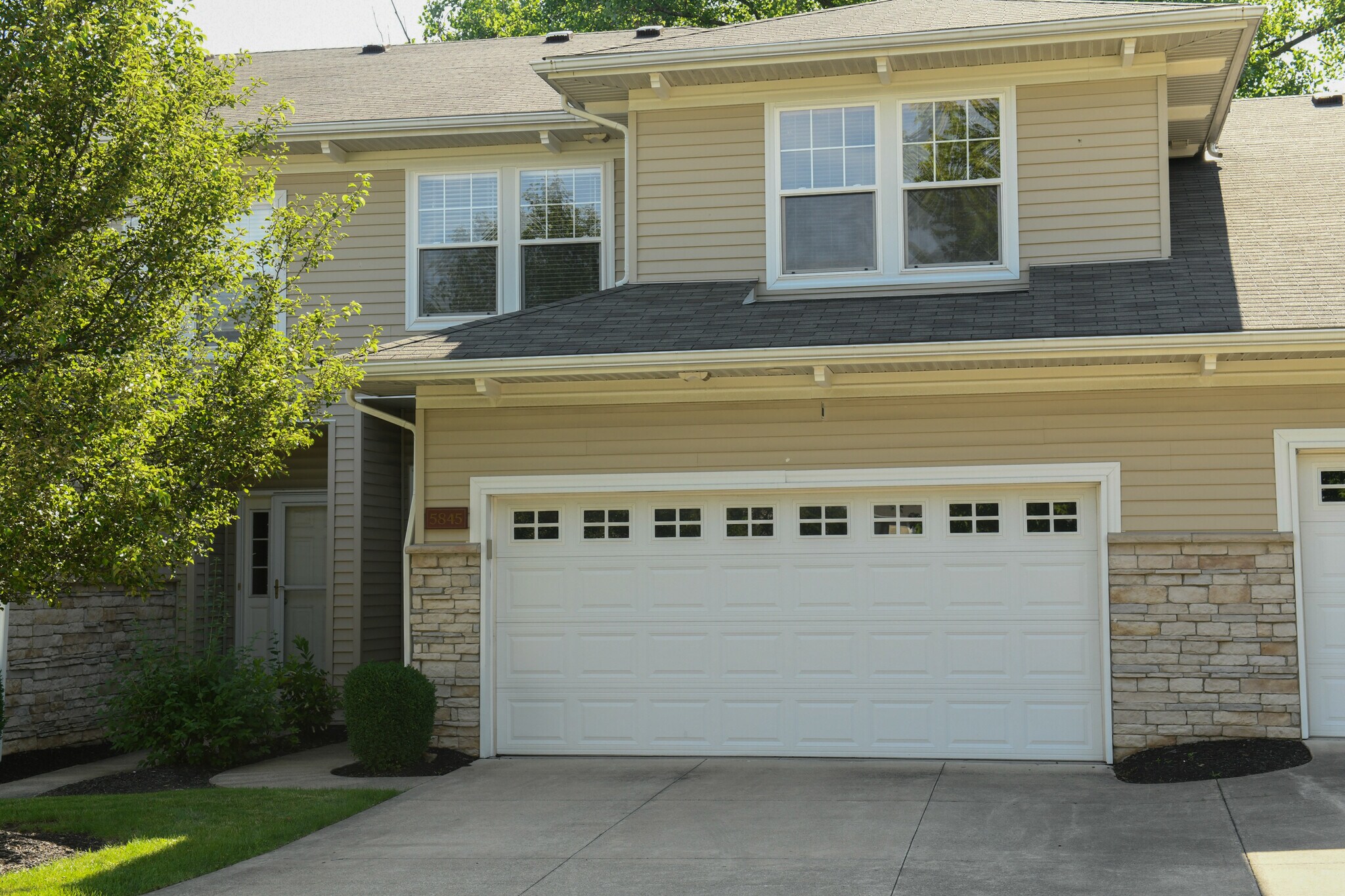Building Photo - 5845 Crescent Ridge Dr