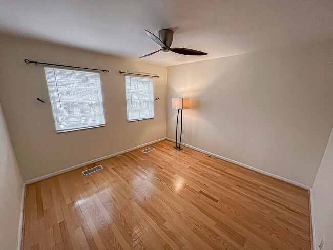Building Photo - Beautiful 2 Bedroom 1 Bath Townhouse in Fa...