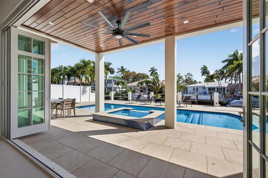 Building Photo - 310 SE 9th Ct