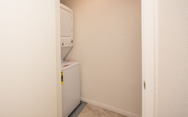 Building Photo - 3 Bedroom, 2.5 Bathroom Townhome!