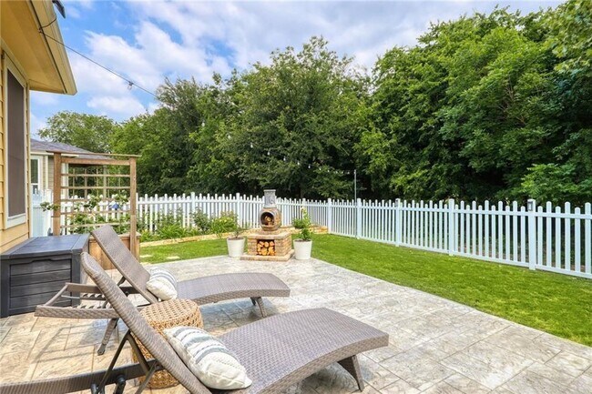 Building Photo - 529 Trinity Bend
