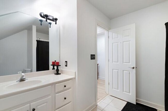 Building Photo - Stunning 5BR Executive Style Home in Brentwood