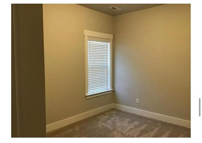 Building Photo - Luxury Townhome in Prime Location