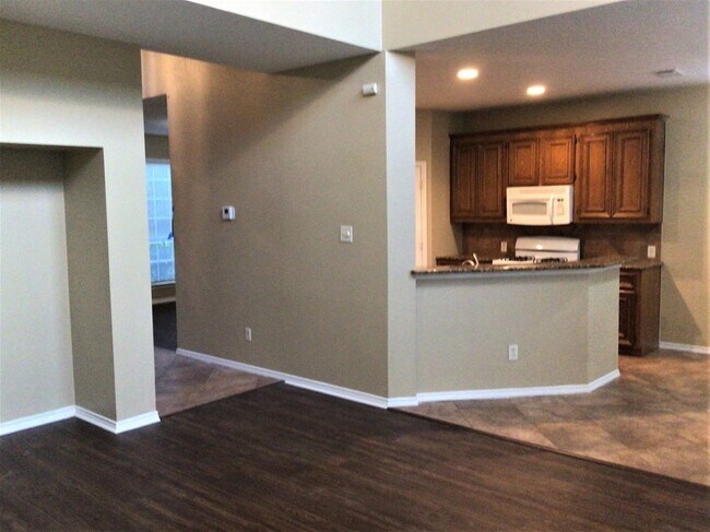 Building Photo - 2718 Lakecrest Way Dr